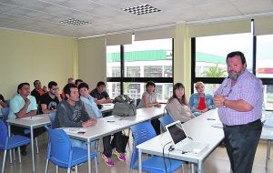 Varios alumnos asisten a un curso de formación impartido en el Creama-Denia. ::
LP
