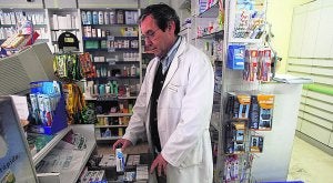 Un farmacéutico de la Comunitat organiza los medicamentos en su establecimiento. ::
LP