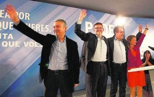 José Blanco saluda a los asistentes al mitin de Castellón, junto a Ximo Puig, Jorge Alarte e Inmaculada R. Piñero. ::
EFE/DOMENECH CASTELLO