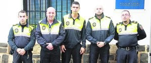 Cinco policías de Benissa salvan la vida de un bañista en la cala Baladrar