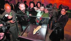 Visitantes en el Museu de Valltorta contemplan el 'Arquer', el mismo día en el que llegó a su nuevo emplazamiento. ::                             LP