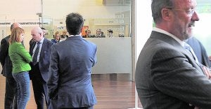 Pajín conversa con Fernando Villalonga. A LA DERECHA, LEÓN DE LA RIVA
::
EFE/NACHO GALLEGO