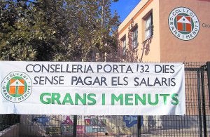 Pancarta de protesta colocada hace semanas en un colegio concertado de Castellón. ::                             LP