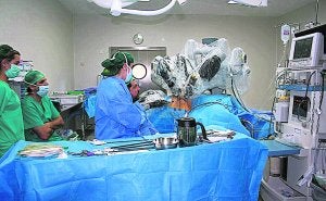 Sanitarios en un quirófano durante una operación. ::                             LP