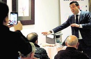 Asamblea de afectados, ayer, en Denia. ::
F