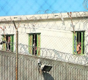 Un preso intenta frenar su expulsión del país al casarse con otro recluso