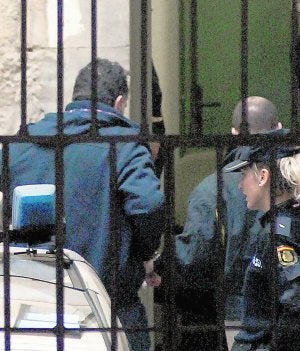 Uno de los vigilantes arrestados (ida.), el  sábado. ::                             DANI MADRIGAL