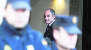 Francisco Camps, a su entrada al TSJCV para una de las sesiones del juicio.                        :: TXEMA RODRÍGUEZ
