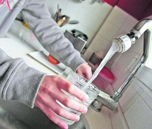 Un ciudadano hace uso del servicio de agua potable en Gandia. ::
JUANTXO RIBES