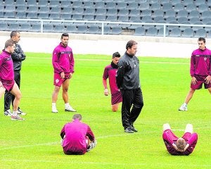 Los jugadores realizan ejercicios de estiramiento ayer en el estadio Castalia. ::
MANOLO NEBOT