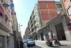 Arriba la izquierda, una de las cámaras fotográficas instaladas en la calle San Rafael. ::                             JUANTXO RIBES