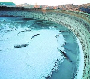 Depósito de agua congelado en Castell de Cabres por las bajas temperaturas. ::
LP