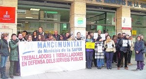 Los trabajadores de la Mancomunitat ayer durante la cuarta concentración contra los impagos. ::
LP