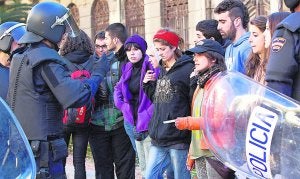 Otra jornada de protestas estudiantiles deja seis detenidos y policías y jóvenes heridos