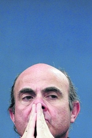 Luis de Guindos, en  una de sus primeras comparecencias  como ministro.  ::                                                        SUSANA VERA/REUTERS