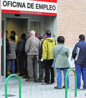 Varias personas aguardan ante una oficina de empleo. ::                             V. LERENA/EFE