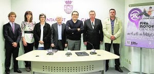El alcalde de Gandia, Arturo Torró, con los representantes de los concesionarios que participarán en la Feria del Motor de mayo. ::
J.P.