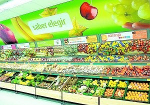 Mural de frutas en un supermercado de la cooperativa Consum. /
LP