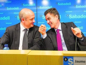 Jaume Guardiola (d), junto al director financiero, Tomás Varela, ayer. / Efe / Marta Pérez