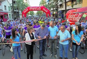 Los ediles cortan la cinta de salida de la Volta Ciclista a la Safor en su etapa de Gandia. ::
LP