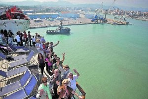Pasajeros del Crucero de los Borja, a punto de regresar a Gandia del viaje de una semana por tierras italianas . ::                             JUANTXO RIBES