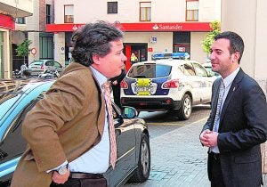 El subdelegado del Gobierno Luis Santamaría con el alcalde de Tavernes, Jordi Juan. ::
LP