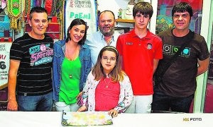 Las falleras mayores y presidentes con los artistas.
:: KE FOTO