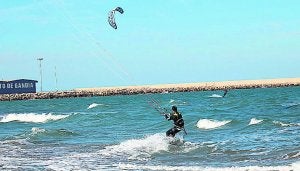 Un deportista practica kitesurf en Gandia. ::
LP
