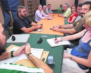 Reunión de ayer entre representantes de los Moros y Cristianos de Oliva y portavoces. ::
JUANTXO RIBES