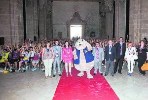Autoridades y escolares en el acto de inauguración de la Multaqa de Simat. ::
C.G.