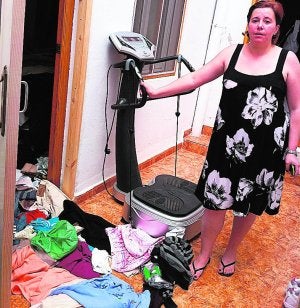 La víctima muestra un habitáculo de la casa tras entrar los cacos. ::
LP