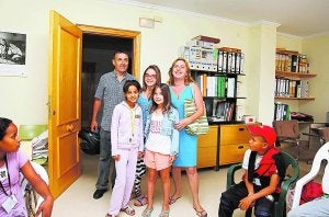Las familias acogedoras reciben a los infantes refugiados tras su llegada a la comarca. ::
LP