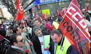 Trabajadores de FAUS en la última manifestación contra los despidos el 6 de enero de 2012. ::
JUANTXO RIBES