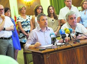 Los socios de gobierno, David González y Salvador Fuster, respaldados por su equipo. ::
JUANTXO RIBES