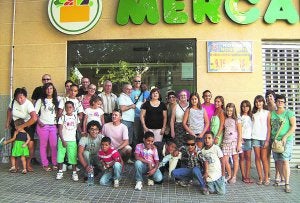 Varios niños saharauis junto a sus familias de acogida. ::
LP