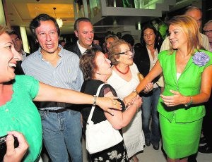 Simpatizantes del PP saludan a Dolores de Cospedal, ante Carlos Floriano y Alberto Fabra. ::                             JUANTXO RIBES