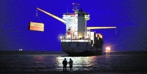 Un remolcador consigue reflotar uno de los buques varados en El Saler desde hace un mes