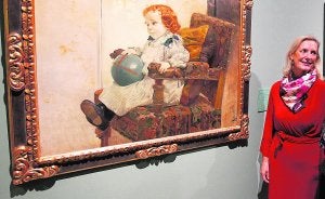 La directora del San Pío V, Paz Olmos, junto al cuadro de Sorolla cedido por el Museo del Prado, 'El niño Jaime García Banús'. / Jesús Signes