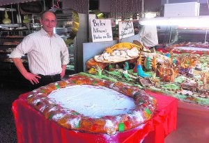 El propietario de una panadería de Tavernes con el roscón de Reyes gigante que ha preparado. ::
LP