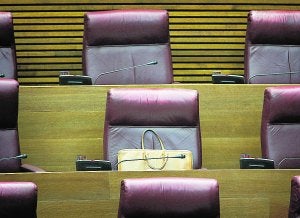 Escaños vacíos en el hemiciclo de Les Corts. ::                             TXEMA RODRÍGUEZ