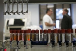 Hospitales y ambulatorios dispensarán más medicinas para bajar el gasto farmacéutico