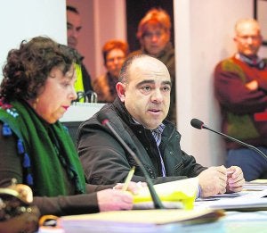 El alcalde de Villalonga, Enric Llorca, durante uno de los últimos plenos. ::
JUANTXO RIBES