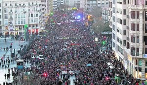 La manifestación, ayer por la calle Xàtiva. / Juanjo Monzó