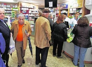 Las farmacias dudan de que sea legal dispensar medicinas en los hospitales