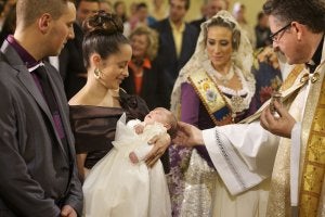 Acto del Bateig de las Fallas de Gandia del año pasado en la iglesia de Sant Josep. ::
JUANTXO RIBES
