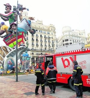 Los bomberos declaran de alto riesgo 115 fallas por su volumen de fuego y cercanía a las fincas