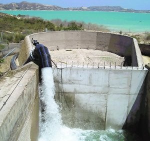 Bombeo en La Pedrera para llevar agua a los regantes. ::
CHS