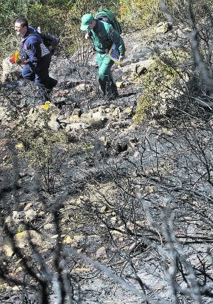 Efectivos de la Guardia Civil supervisan la zona en la que se originó el incendio de Barx. ::                             JUANTXO RIBES