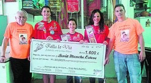 Los falleros de la Via de Tavernes muestran el cheque. ::
LP
