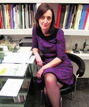 Olga Adelantado, presidenta de la Asociación de Galerías de Arte Contemporáneo, en su galería. / Monzó